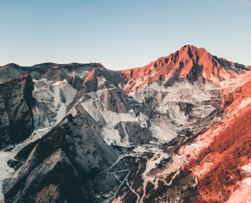 Vue des carrières de Carrare pendant la Golden Hour