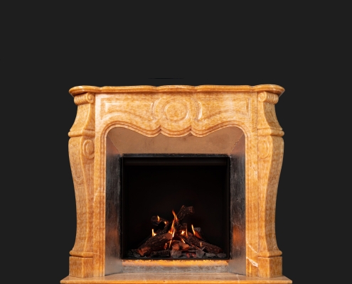 Cheminée en marbre sur fond noir avec feux allumé