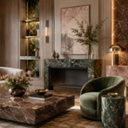 Intérieur élégant avec marbre vert, rose et brun pour une décoration chaleureuse et contemporaine